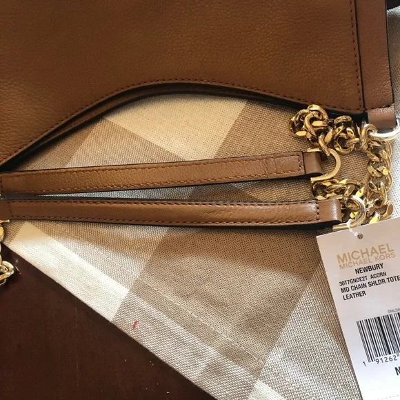 Like new Michael Kors bag with chain strap - Picture 7 of 7